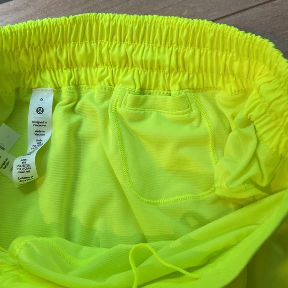 Lululemon Athletica NWOT Neon Yellow 2.5” lined shorts - Picture 4 of 5